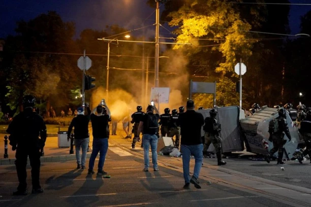 NOVO HAPŠENJE ZBOG DIVLJANJA NA BLOKADAMA! Uhapšen muškarac zbog haosa na Slaviji!