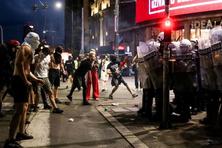 "OSUĐUJEMO NAPAD NA NAŠE KOLEGE": Oglasio se Policijski sindikat Srbije posle sukoba na protestu