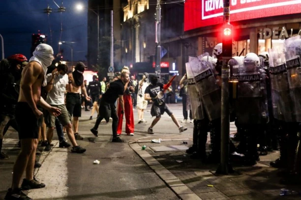 "OSUĐUJEMO NAPAD NA NAŠE KOLEGE": Oglasio se Policijski sindikat Srbije posle sukoba na protestu