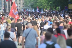 "VI STE TOPOVSKO MESO, PAMETNIJI STE KAD ĆUTITE!" Novinar blokaderske emisije BRUTALNO IZVREĐAO STUDENTE (VIDEO)