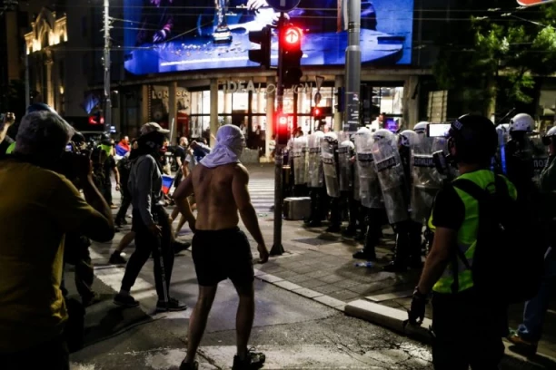 SOCIOLOG OGOLIO BLOKADERSKU LISTU: "Dosta su glumili politicke device – spremni su na sve"