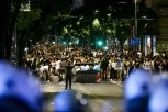 OVO JE BAŠ VELIKA SRAMOTA! Gledajte samo gde su blokaderi okačili svoj transparent (VIDEO)