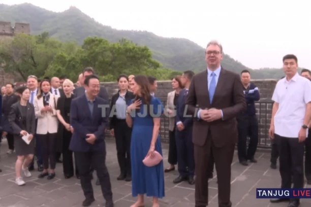 VUČIĆ U PEKINGU! Obilazi Kineski zid! (VIDEO)