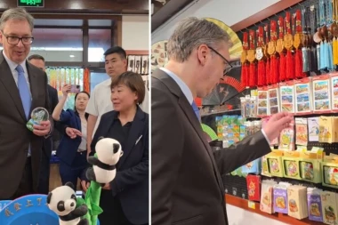 "POSEBNA USPOMENA NA OVU POSETU": Vučić: Ugrabio sam trenutak da kupim neku sitnicu za Danila, Milicu i Vukana (VIDEO)