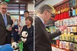 "POSEBNA USPOMENA NA OVU POSETU" Vučić: Ugrabio sam trenutak da kupim neku sitnicu za Danila, Milicu i Vukana (FOTO)