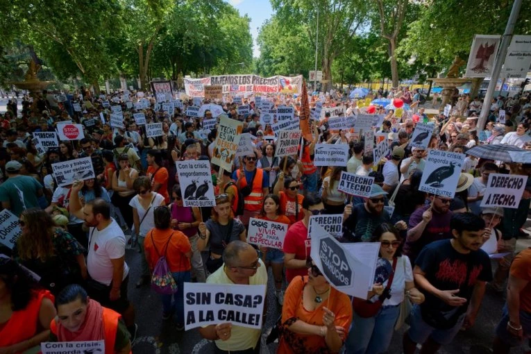 HILJADE GRAĐANA PONOVO IZAŠLO NA ULICE CENTRA PRESTONICE! Organizatori najavili talas pobune u 24 grada u junu! (VIDEO)