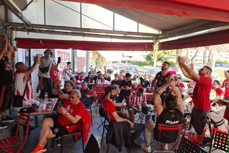 SPEKTAKL U ATINI: Navijači Olimpijakosa gromoglasno pevali Zvezdine pesme! (VIDEO)
