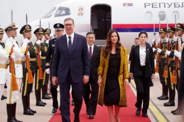 ČETIRI MOĆNE SIJEVE PORUKE VUČIĆU! ČITAJTE U SRPSKOM TELEGRAFU!