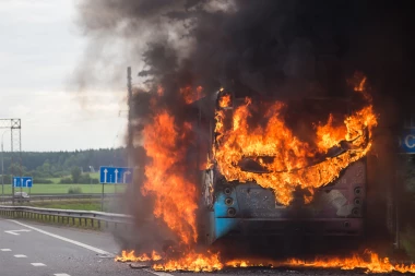 DRAMA KOD PANČEVA! Zapalio se autobus - BILO PUTNIKA U NJEMU! (VIDEO)