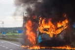 DRAMA KOD PANČEVA! Zapalio se autobus - BILO PUTNIKA U NJEMU! (VIDEO)