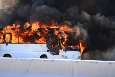 ZAPALIO SE AUTOBUS PUN PUTNIKA! Otežan saobraćaj na Mostu kod Beške! (VIDEO)