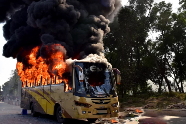 RUSI POGODILI AUTOBUS PUN PUTNIKA! Napadnuto stajalište javnog prevoza: 30 MRTVIH U KRAMATORSKU! (FOTO)