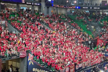 DELIJE ĆE OVO ODUŠEVITI! Ore se navijači Olimpijakosa - PESMA POSVEĆENA CRVENOJ ZVEZDI (VIDEO)