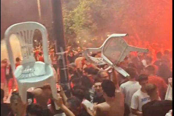 LUDNICA U PIREJU: Navijači Olimpijakosa na spektakularan način proslavili titulu Evrolige! (VIDEO)