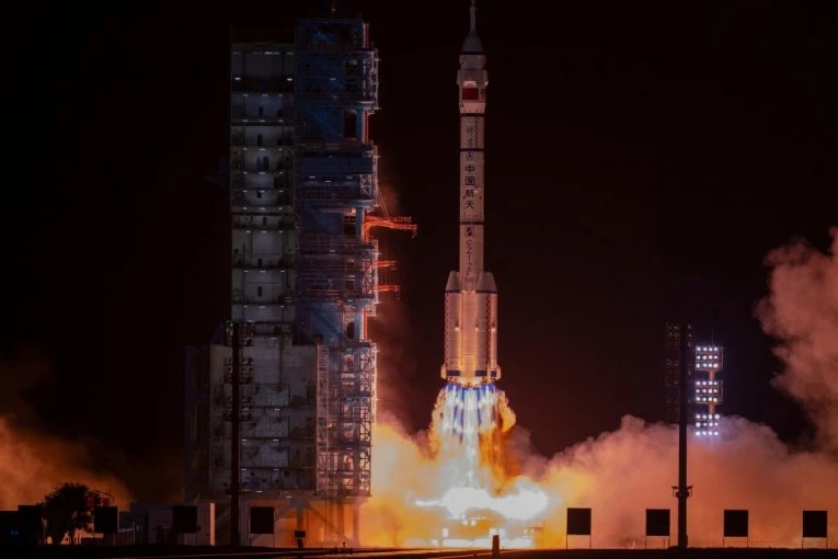 ISTORIJSKA MISIJA! Kina lansirala letelicu sa tri astronauta - jedan će ostati u svemiru godinu dana! (FOTO, VIDEO)