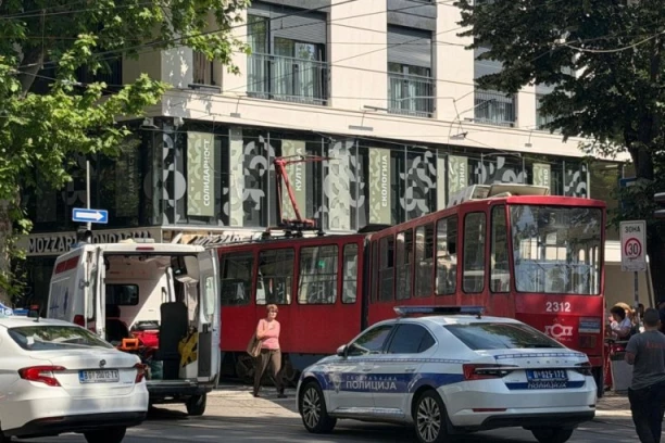 REPUBLIKA NA LICU MESTA! DVE OSOBE POVREĐENE KADA SE TRAMVAJ SE ZAKUCAO U ZGRADU U CENTRU BEOGRADA: Iskočio iz šina, teška nesreća u ulici Cara Dušana na Dorćolu (FOTO/VIDEO)