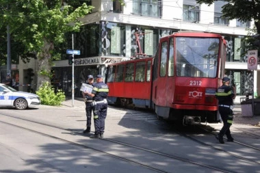 POVREĐENA I DECA U TRAMVAJSKOJ NESREĆI NA DOĆOLU! U vozilu bilo mnogo putnika, panično su lomili prozore i iskakali posle udarca! (FOTO, VIDEO)
