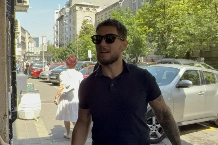 JOCA STEFANOVIĆ STIGAO U PORODILIŠTE: Za suprugu i sina doneo posebne darove! (VIDEO)