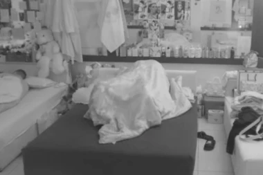 ASMIN DEMOLIRAO MAJINE SILIKONE: Razlupao ih na najbrutalniji način, takmičari poskakali kad su čuli OVE JAUKE!