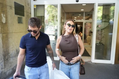 IVA I JOCA NAPUSTILI PORODILIŠTE: Pevačica spremna za NOVU TRUDNOĆU, za sina su OVAKO odabrali ime!