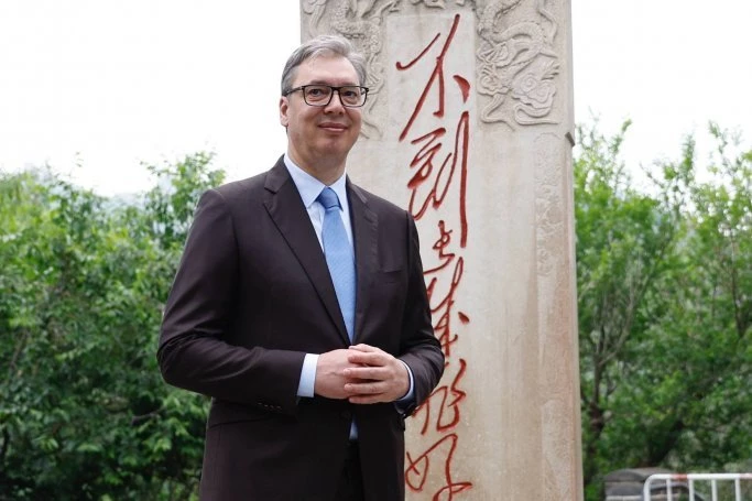 VUČIĆ OBIŠAO MUZEJ U ŠANGAJU! Predsednik poslao jaku poruku: Narod koji zna odakle je krenuo mnogo sigurnije zna i kuda ide! (FOTO)