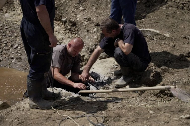 JOŠ JEDNA OPŠTINA PROGLASILA VANREDNU SITUACIJU! Zbog pucanja cevovoda, škole i vrtići dobijaju flaširanu vodu, građanima stiže cisterna Vojske Srbije