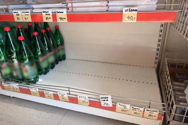 PANIKA U ČAČKU! Građani razgrabili pakete vode - rafovi u prodavnicama prazni! (FOTO)