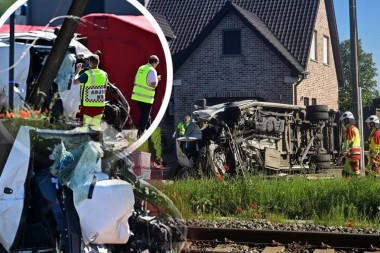 STRADALA I DECA! Potresni detalji JEZIVOG SUDARA minibusa i voza: Bili su prekriveni krvlju, zapomagali su... (FOTO, VIDEO)