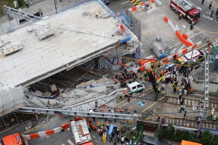 TRAGEDIJA! Srušio se NADVOŽNJAK u centru grada tokom inspekcije