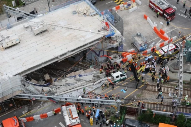 TRAGEDIJA! Srušio se NADVOŽNJAK u centru grada tokom inspekcije - ima MRTVIH I POVREĐENIH! (FOTO, VIDEO)