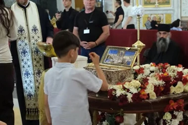 ZBOG NEPREGLEDNIH REDOVA POJAS PRESVETE BOGORODICE OSTAJE DUŽE U BEOGRADU: Evo do kada će svetinja biti u Hramu Svetog Save