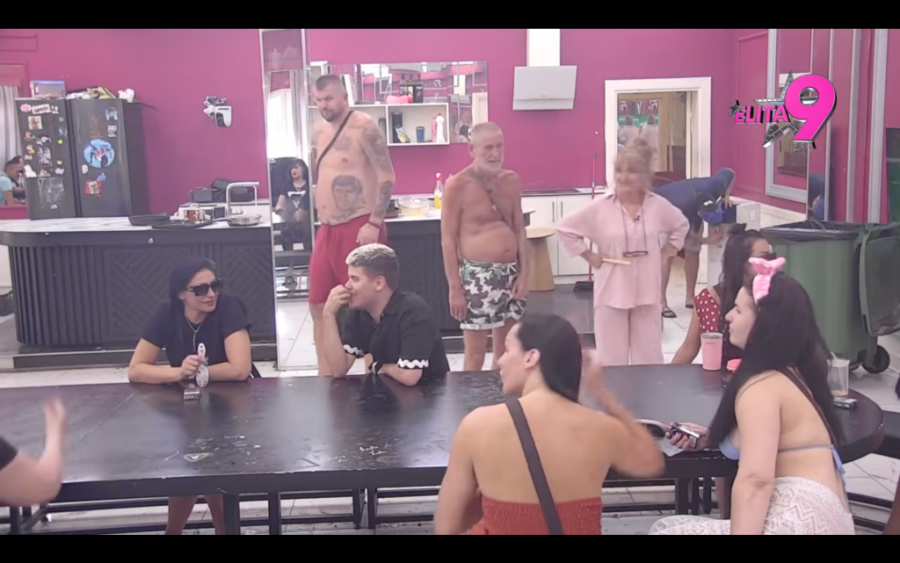 ČLAN PRODUKCIJE PORAZBIJAO STVARI IVANA MARINKOVIĆA - Urlanje odzvanja Šimanovcima, pokušavaju da ga zaustave! (VIDEO)