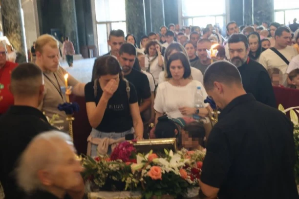 NOVI NAČIN POKLONJENJA SVETINJI: Vernici će prolaziti ispod Časnog pojasa Presvete Bogorodice