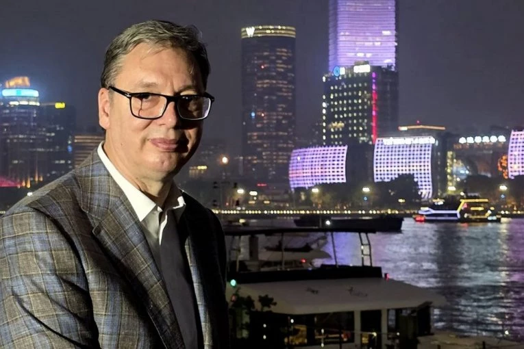 VUČIĆ IZ KINE POSLAO JASNU PORUKU BLOKADERIMA: "Oni se bave kontejnerima, mi investicijama i fabrikama!" (VIDEO)