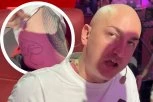 "JAKOVA SAM ISTETOVIRAO IZNAD ZADNJICE"! Desingerica podigao majicu pred kamerama, pa OVO PORUČIO mladom kolegi - ŠOK! (VIDEO)