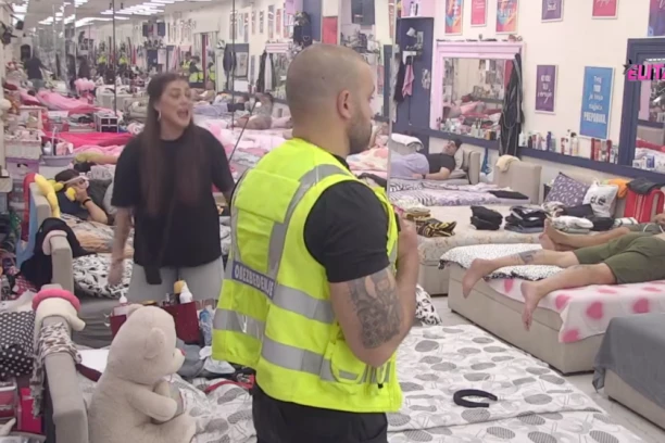 JEZIVO! ANASTASIJA METLOM PREBILA BORU! - Udarla ga do iznemoglosti! OBEZBEĐENJE HITNO ULETELO! (VIDEO)