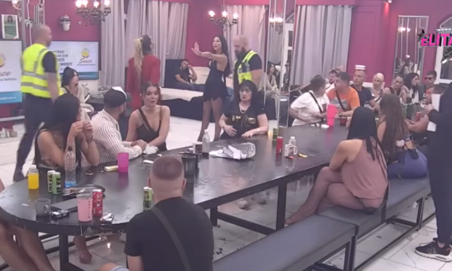 OBEZBEĐENJE BRZINOM SVETLOSTI ULETELO U PROGRAM, MAJA MARINKOVIĆ VAN KONTROLE! Jedva zaustavili njen NAPAD na Aneli Ahmić!