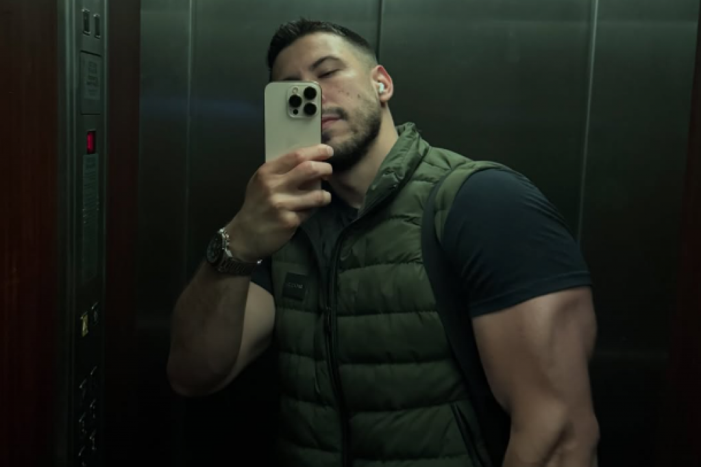 DA LI JE OVO NAJZGODNIJI BIVŠI ZADRUGAR? Mnogi su zaboravili da je bio u rijalitiju, a na njemu PUCAJU MIŠIĆI! (VIDEO)