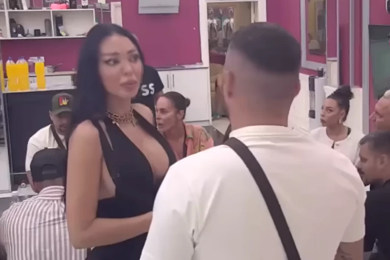 DEBAKL MAJE MARINKOVIĆ TOKOM VRELE AKCIJE S ASMINOM! Najstrašnije izvređao starletu, a potom se iživljavao nad njom u krevetu!