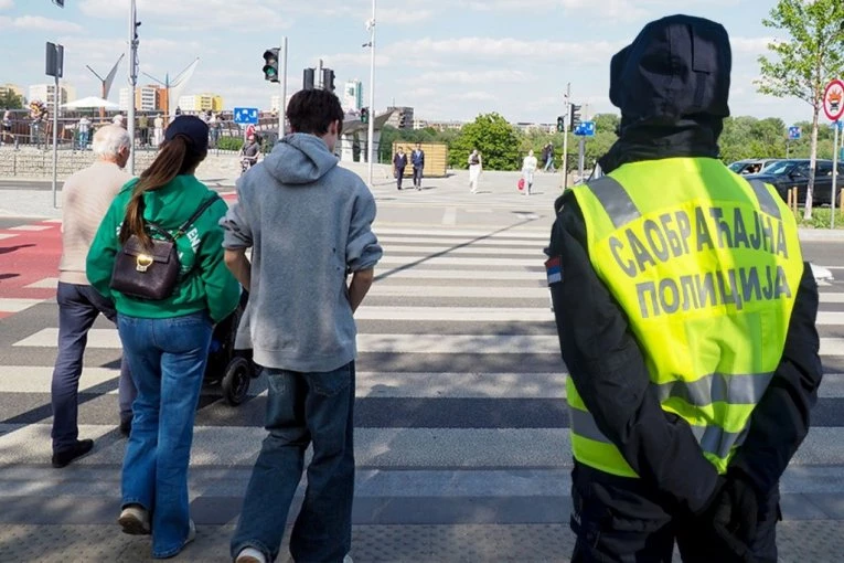 PEŠACI NA RADARU POLICIJE! Građani širom Srbije masovno rade istu stvar na ulici, sad će za to da plate i do 40.000 DINARA!