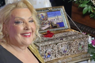 ZA CELIVANJE POJASA PRESVETE BOGORODICE STRPLJIVO ČEKALI SATIMA! Unuci Snežane Đurišić raznežili javnost, pevačica PUCA OD PONOSA! (FOTO)
