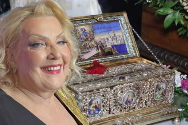 ZA CELVANJE POJASA PRESVETE BOGORODICE STRPLJIVO ČEKALI SATIMA! Unuci Snežane Đurišić raznežili javnost, pevačica PUCA OD PONOSA! (FOTO)