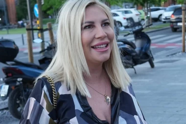TRUDNA DEA ĐURĐEVIĆ USLIKANA SA MUŽEM, FOTOGRAFIJE PREPLAVILE INTERNET! Voditeljki stižu poruke sa svih strana!