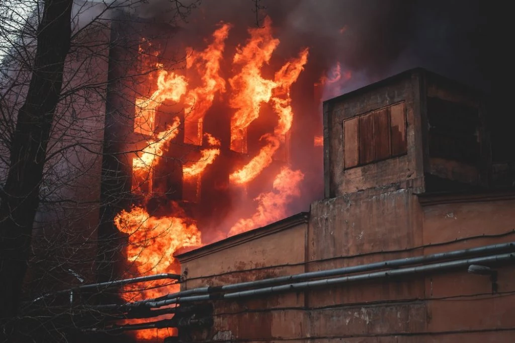 EKSPLOZIJA U ČUVENOM TORNJU! Naređena hitna evakuacija u prestonici, OPŠTA PANIKA I BEŽANIJA (VIDEO)