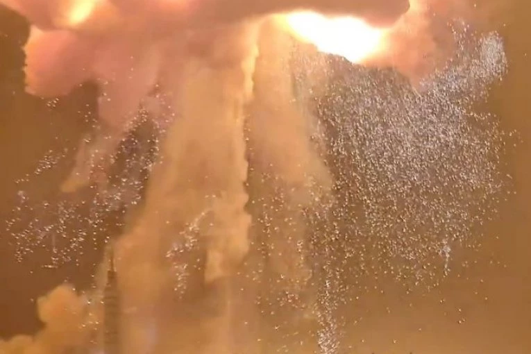 NARANDŽASTO NEBO, EKSPLODIRALA BEZOSOVA RAKETA! Prasak na Floridi, TRESLE SE kuće, lansirna rampa potpuno UNIŠTENA! (VIDEO)