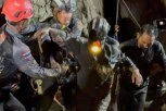 ČUDO! Spasioci evakuisali prvog od pet meštana zaglavljenih u pećini! PRIZORI SU NESTVARNI (VIDEO)