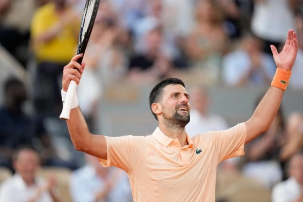 PRAVI DŽENTLMEN! Novak se hitno oglasio - ovako je čestitao mladoj Ruskinji (FOTO)
