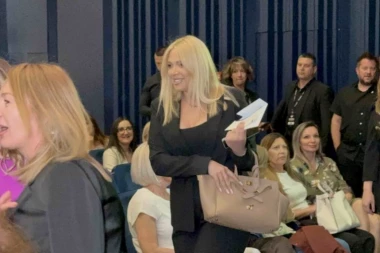 MILICA TODOROVIĆ LOMI KUKOVIMA: Sa sestrama napravila haos na koncertu Marije Šerifović - LUDNICA U PRVOM REDU! (VIDEO)