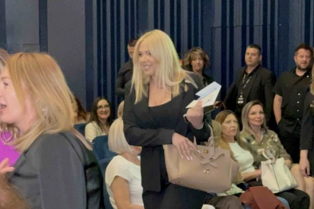 MILICA TODOROVIĆ LOMI KUKOVIMA: Sa sestrama napravila haos na koncertu Marije Šerifović - LUDNICA U PRVOM REDU! (VIDEO)