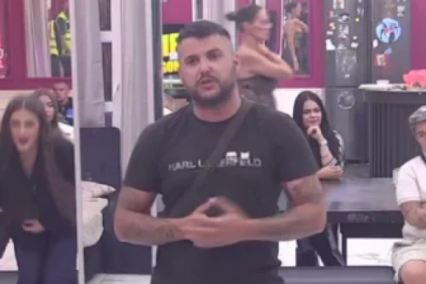 ASMIN DURDŽIĆ SE ODREKAO ROĐENE MAJKE?! Uživo u programu joj se obratio na STRAVIČAN NAČIN, voditelju POZLILO do svega!